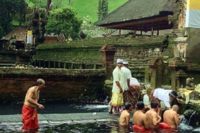 1024px-Pura_Tirta_Empul_Ubud_Bali_Indonesia-1s90whom4j2fimnruzo7gl29h7ehjtuzsj4y22cncexw.jpg