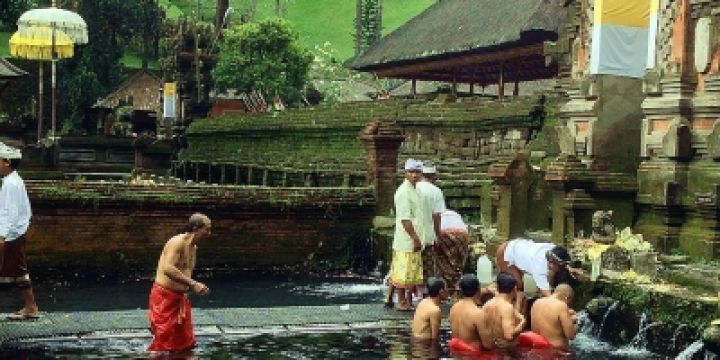 1024px-Pura_Tirta_Empul_Ubud_Bali_Indonesia-1s90whom4j2fimnruzo7gl29h7ehjtuzsj4y22cncexw.jpg